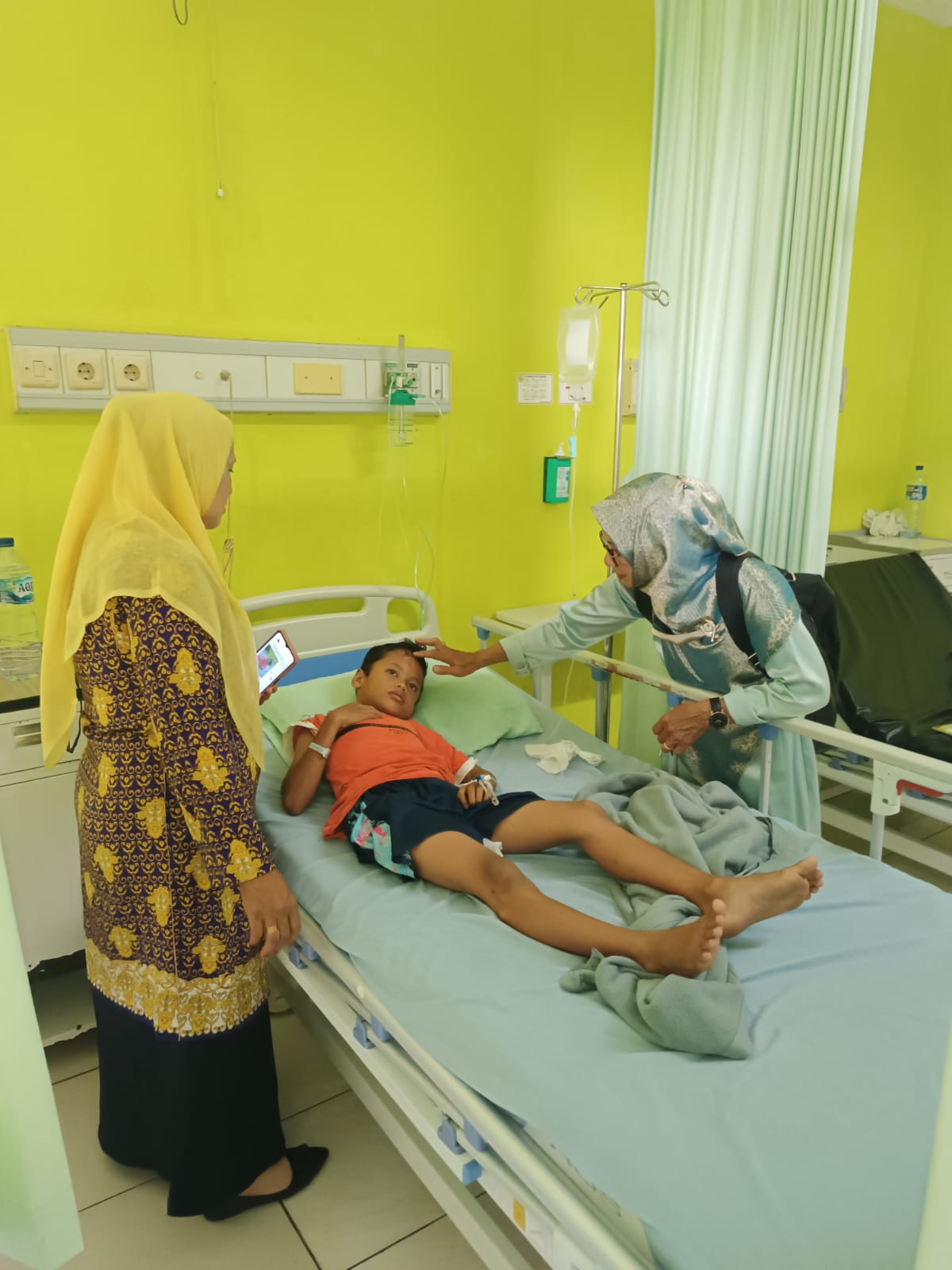 Jenguk Siswa yang Mengalami Kecelakaan, Kepala MIS Darul Ulum Berikan Motivasi dan Semangat untuk Sembuh